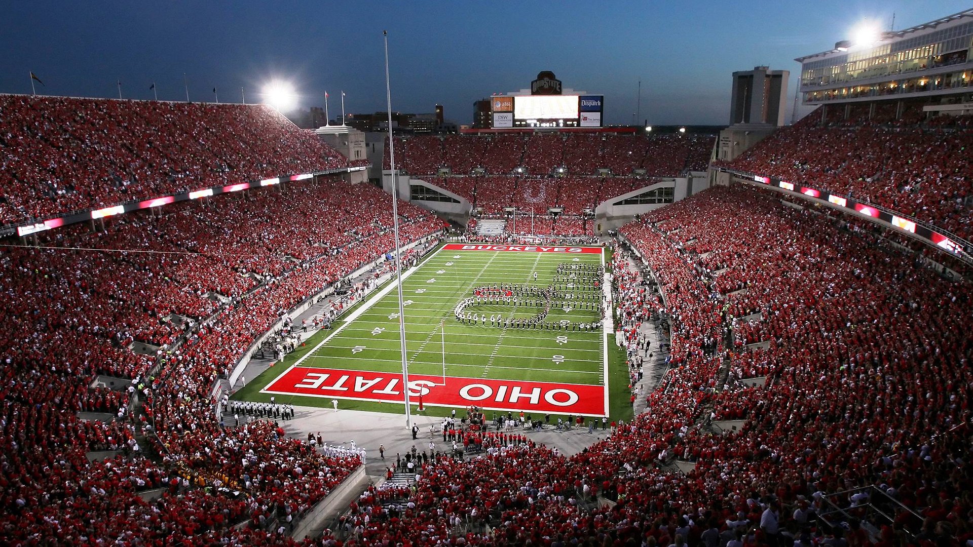 世界杯决赛：梅西举杯一刻 全球多城市地标同步亮起蓝白灯光